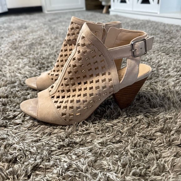 Vince Camuto Women’s Bootie Open Toe Stacked Heel Cut Out Tan Beige Size 8.5 - Picture 3 of 7